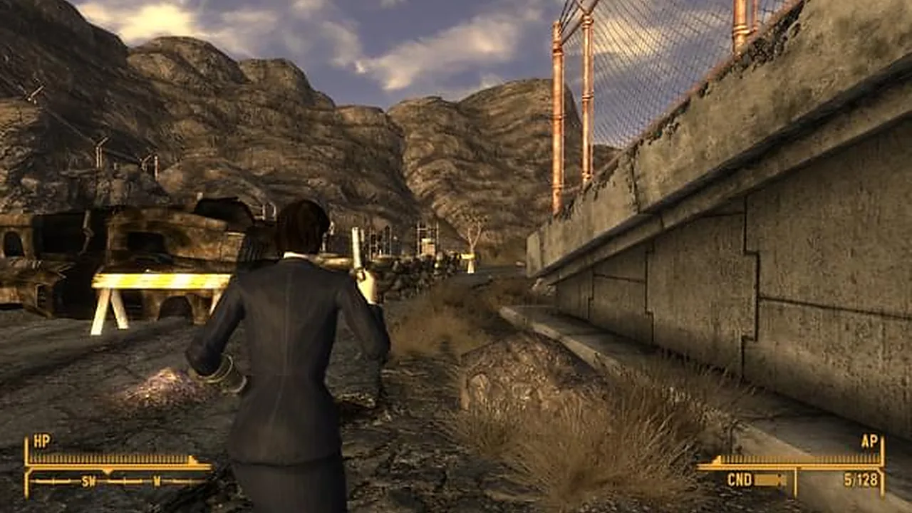 The Courier fighting in the Mojave Wasteland in Fallout New Vegas